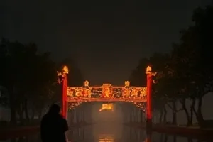 《潮汐档案》封面：潮水退去后的滩涂上，一排木桩伸进晨雾里