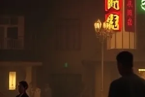 《老屋的四季》封面：院子里一棵老树，石阶上落满干叶