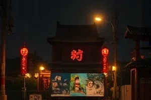 《零点食堂》封面：深夜小店的灶台冒着热气，老板娘正在盛汤