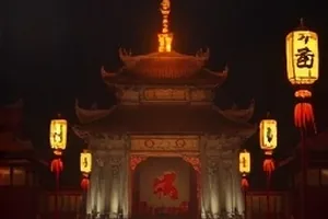 《野草观察录》封面：微距镜头下的草叶边缘，挂着几颗露珠