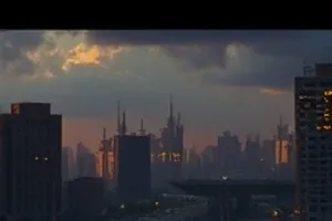 《最后一班渡船》封面：天色将暗的渡口，船工正准备收起跳板