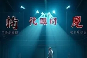 《回声实验》封面：隔音室里悬着一支录音麦克风，墙上贴着吸音棉